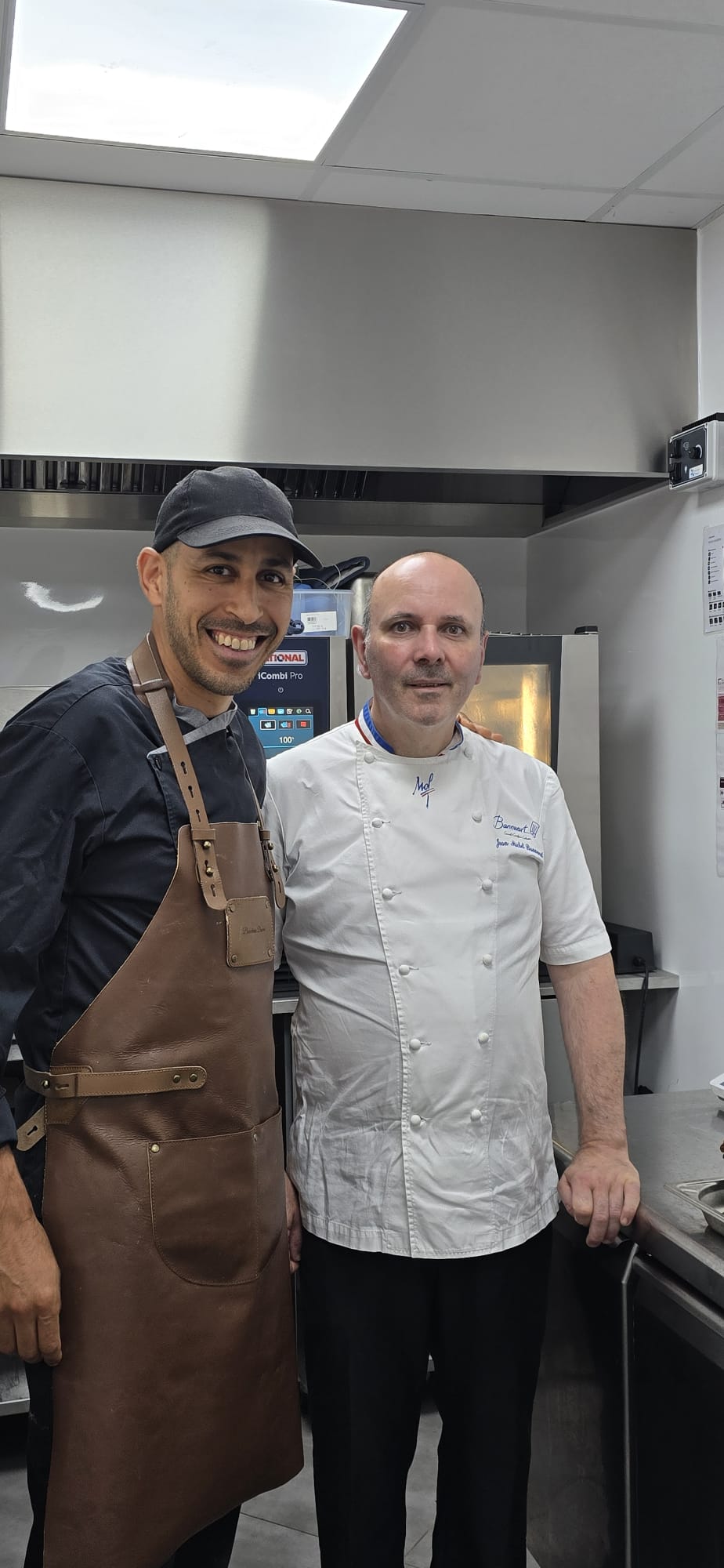 Notre boucher aux côtés de son formateur, Meilleur Ouvrier de France, dans l'atelier de découpe