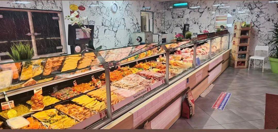 Vitrine réfrigérée de Boucherie Dounia Châteaudun avec préparations maison et viandes fraîches