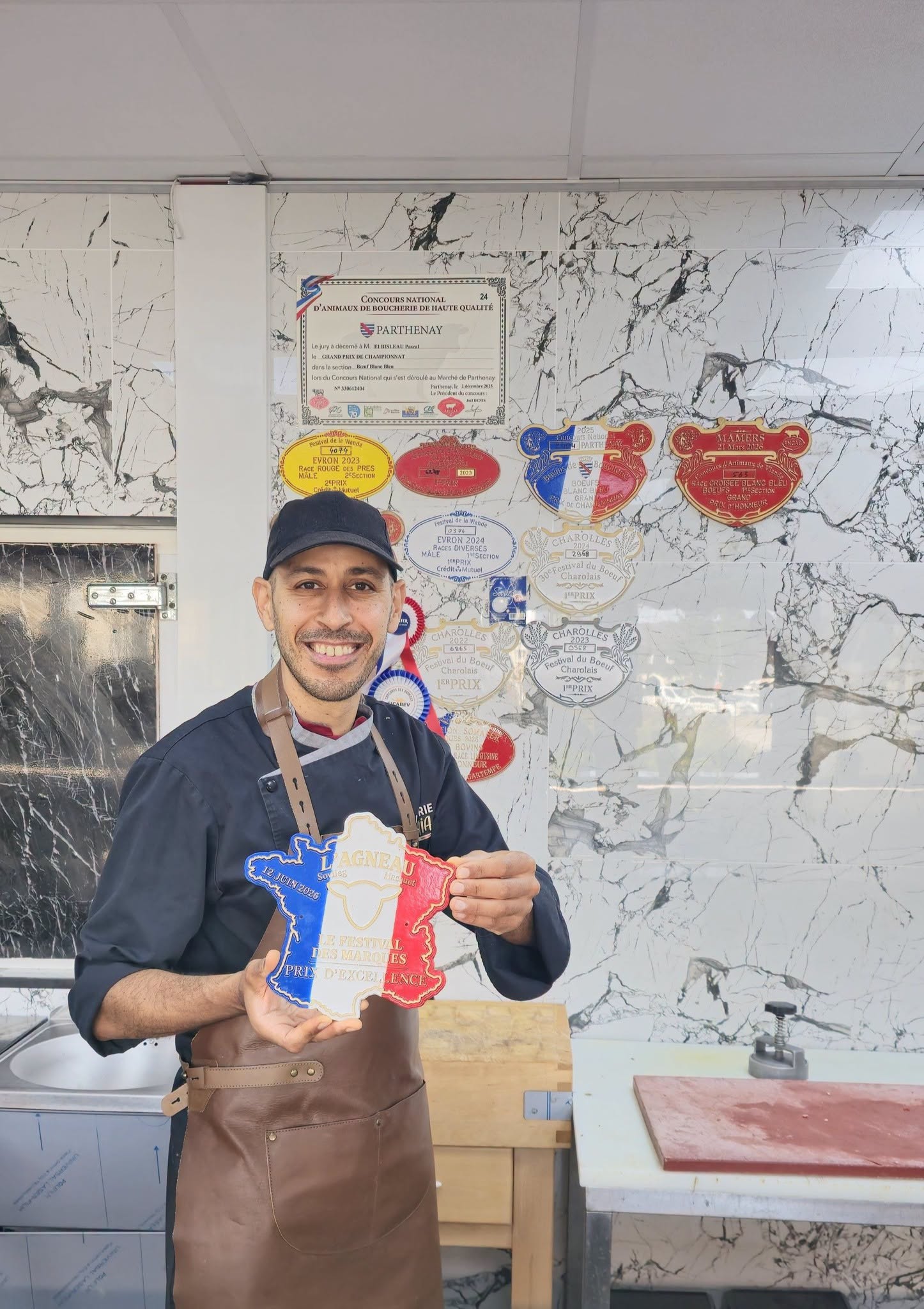 Boucher de Boucherie Dounia tenant fièrement le Prix d'Excellence du Festival des Marques 2026