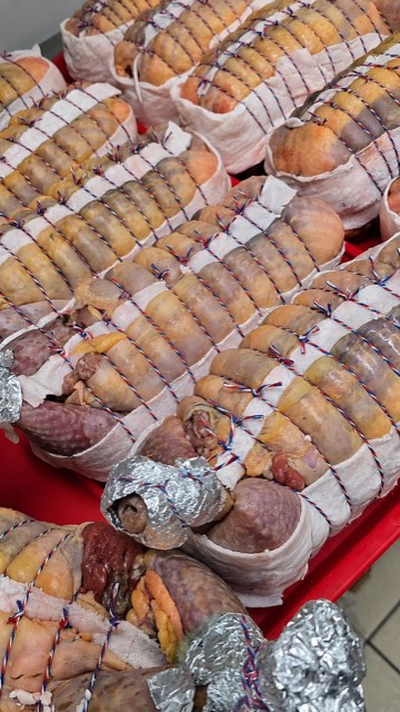 Pintade désossée farcie à Châteaudun — Boucherie Dounia