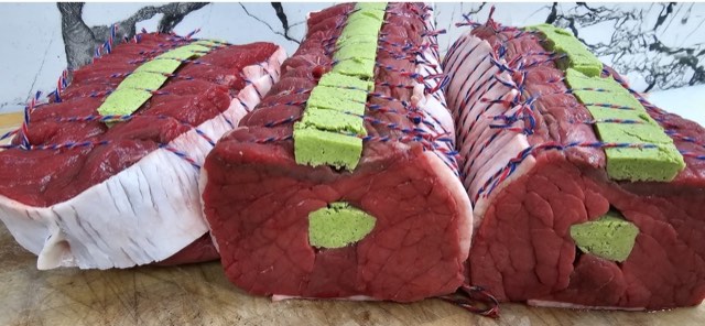 Rôti de bœuf farci au beurre persillé à Châteaudun — Boucherie Dounia
